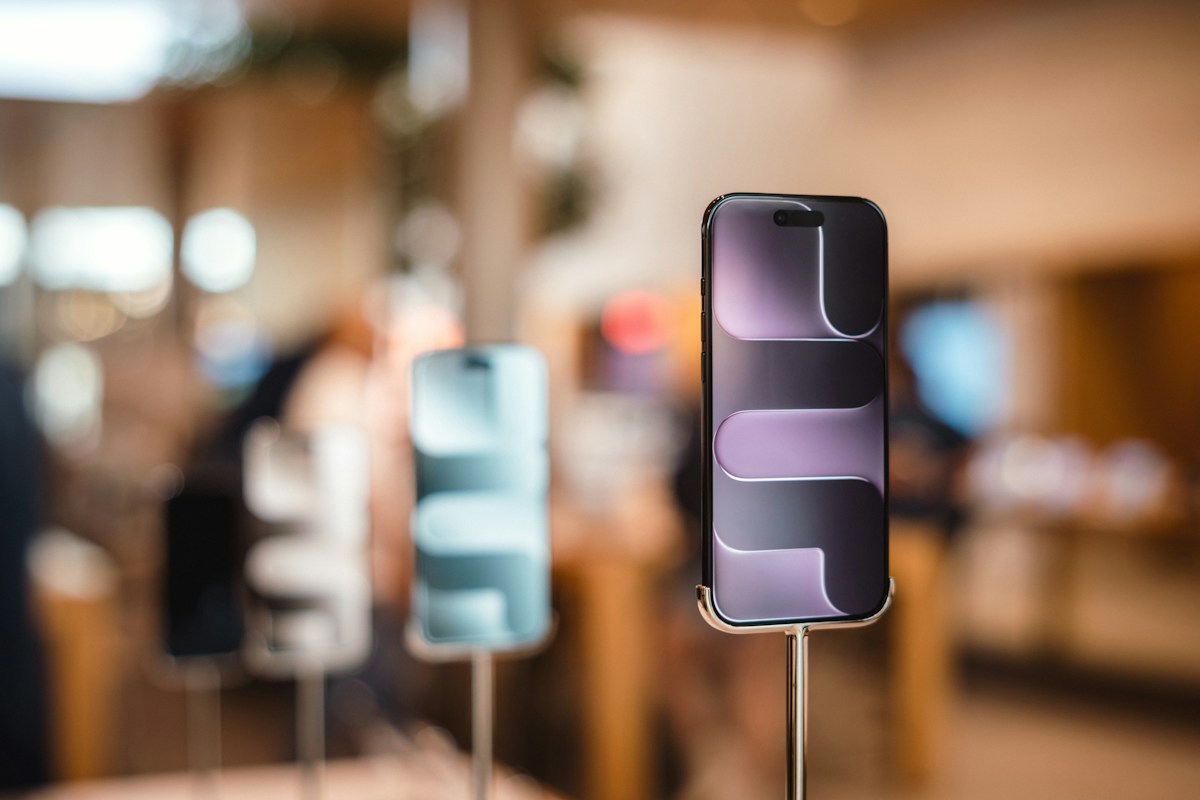 Celulares en exhibición en una tienda
