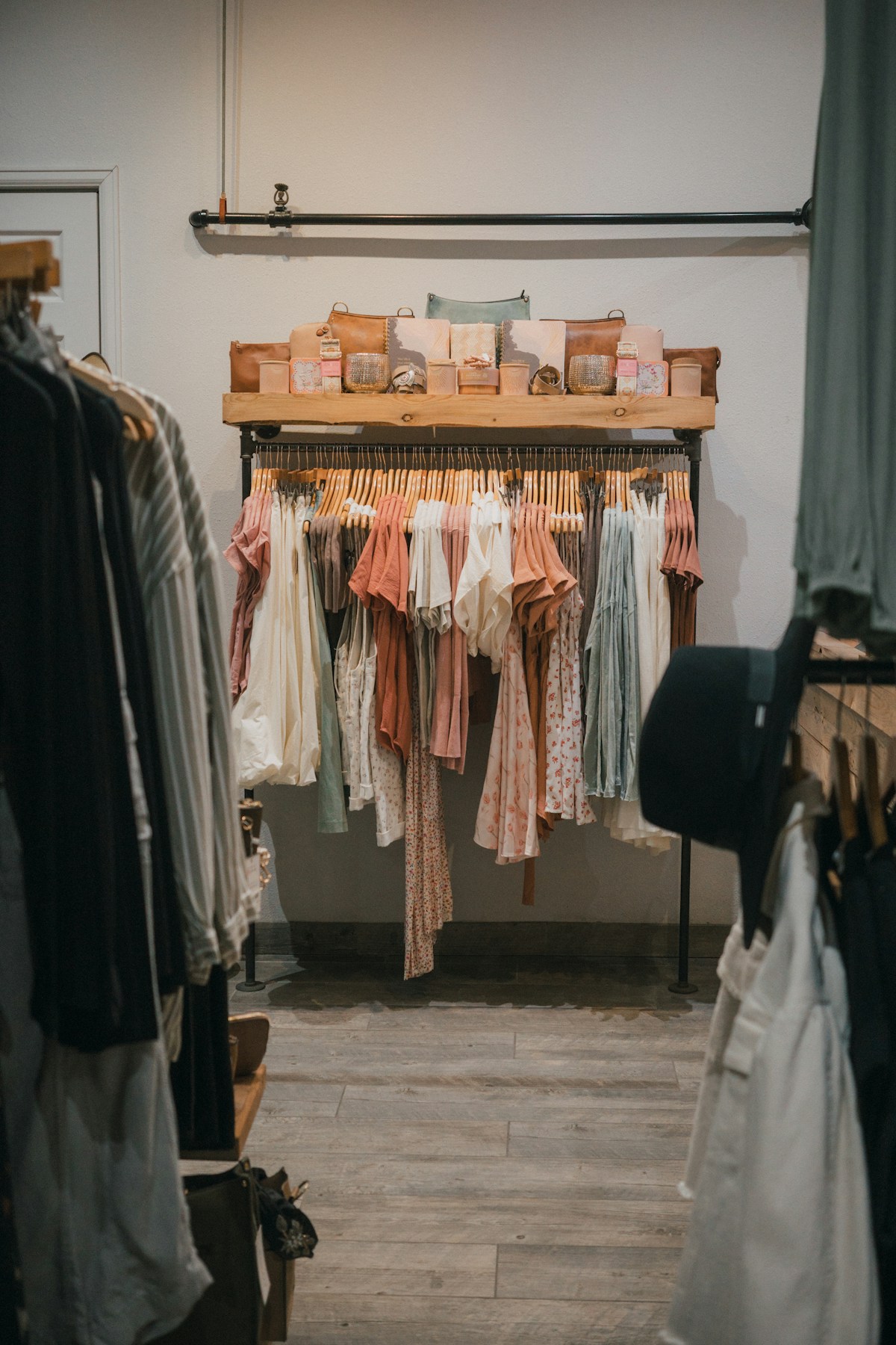 Percheros con ropa en una boutique